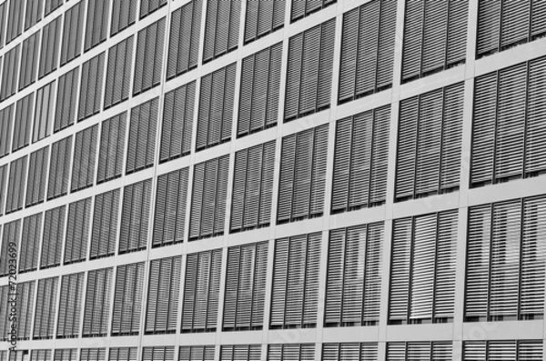 Fototapeta Häuserfassade mit Rollos 2