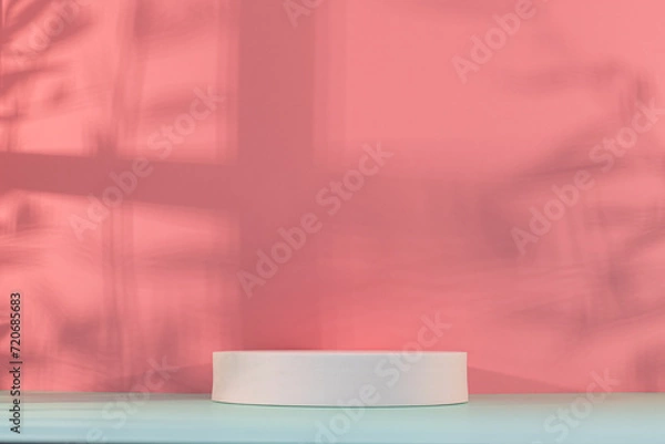 Fototapeta Panorama de fond d'un mur rose avec un podium vide pour création d'arrière plan. Jeu d'ombre et de lumière du soleil à travers une fenêtre avec des branches d'oliviers.