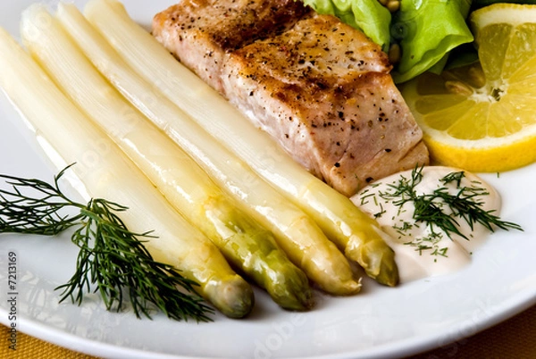 Fototapeta Szparagi z dzikim łososiem