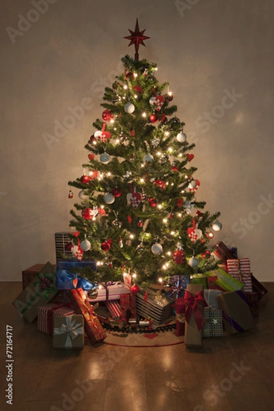 Obraz illuminated christmas tree with presents