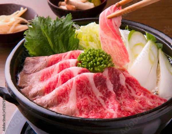 Fototapeta 豪華な高級和牛のすきやき - 芸術的に彩られた豊かな食材