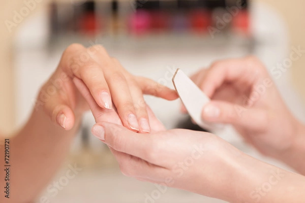 Obraz Kobieta w salonie paznokci odbiera manicure.
