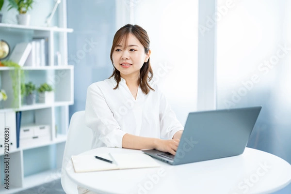 Fototapeta パソコンを使う日本人女性