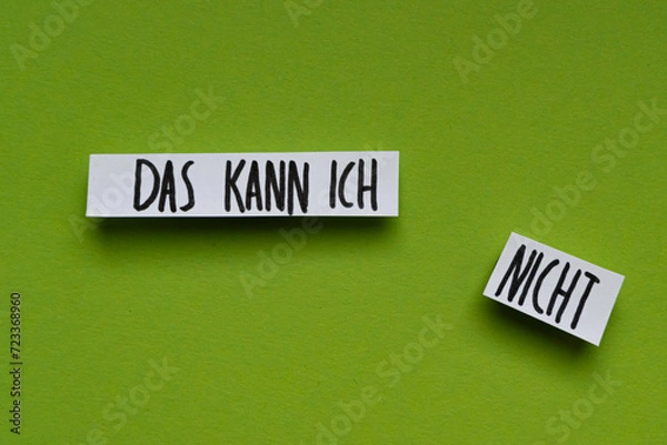Fototapeta das kann ich nicht - Botschaft auf weißem Papierstreifen handgeschrieben auf Buntpapier