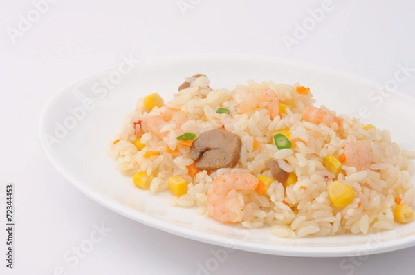 Fototapeta お皿にのせた エビピラフ クローズアップ 白背景