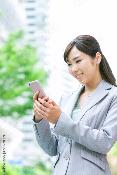 Obraz スマートフォンを持ったビジネス ウーマン