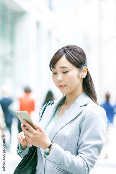 Obraz スマートフォンを持ったビジネス ウーマン