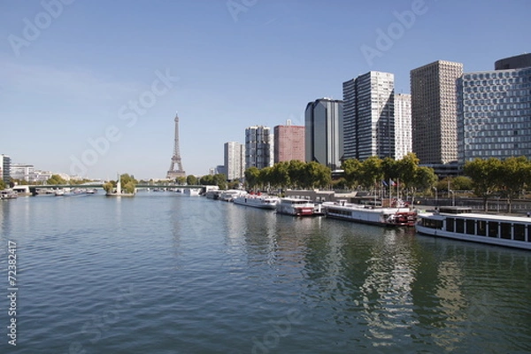 Fototapeta Vue sur la Seine, la Tour Eiffel et le quartier de Beaugrenelle à Paris