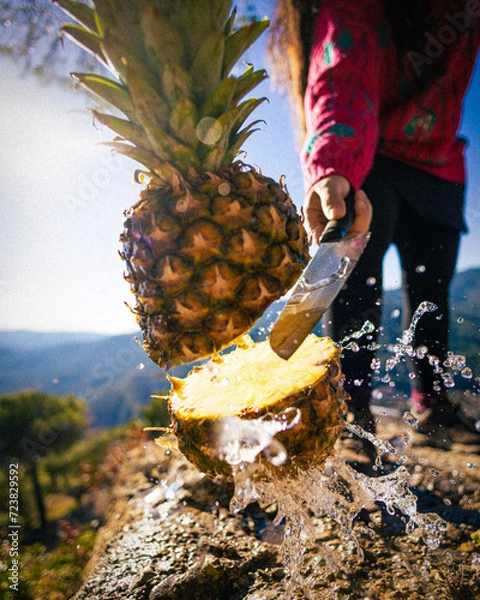 Obraz corte de piña con cuchillo 