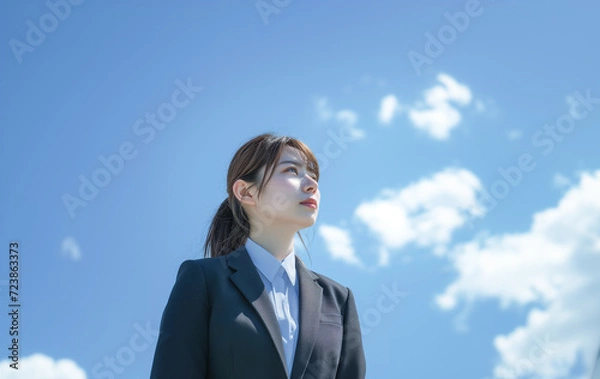 Fototapeta 新卒、中堅サラリーマン、ビジネスウーマンが青空背景で立っている