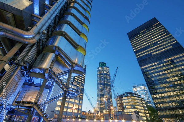 Obraz Wieżowce w City of London w nocy.