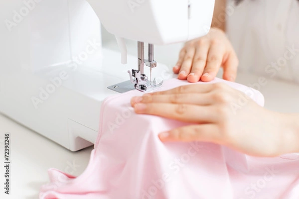 Obraz ミシンを使う女性