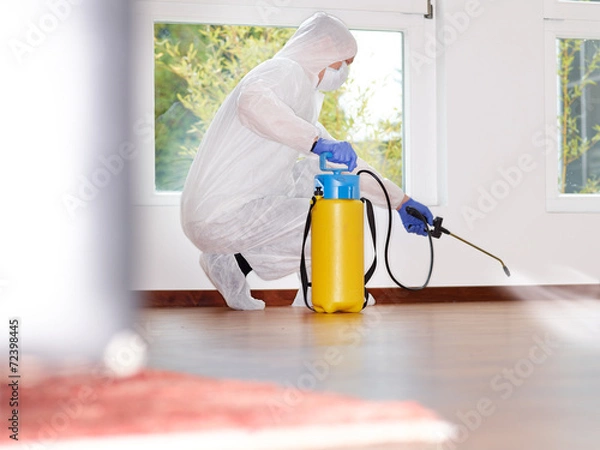 Obraz Pest controller at work Nachricht für Bildmoderator: