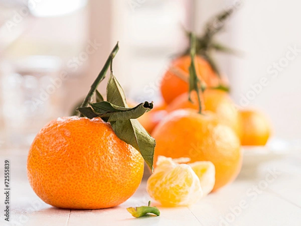 Obraz Mandarinen mit Blattgrün auf einem Tablett