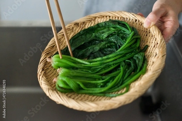 Obraz 茹で上がったほうれん草をざるにあげるところ