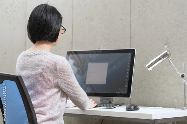 Obraz デスクワーク中の女性