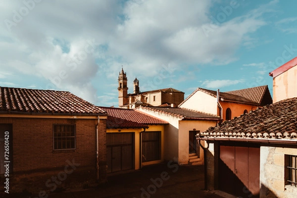 Fototapeta Ausblick auf die Kirche San Andres Eliza in Elciego im Baskenland in Spanien