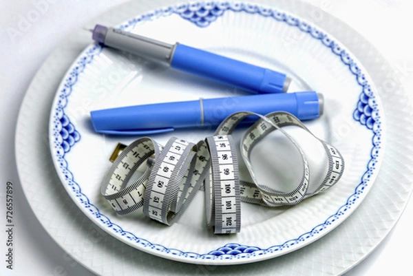 Obraz Ozempic Insulin injection pen or insulin cartridge pen for diabetics on a white plate.