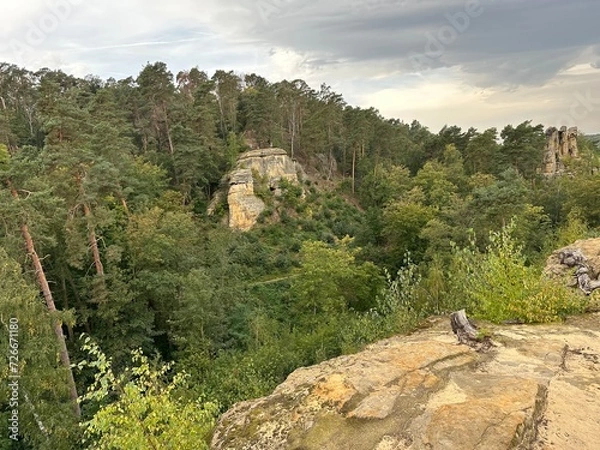 Obraz Wanderer an den Klusfelsen bei Halberstadt