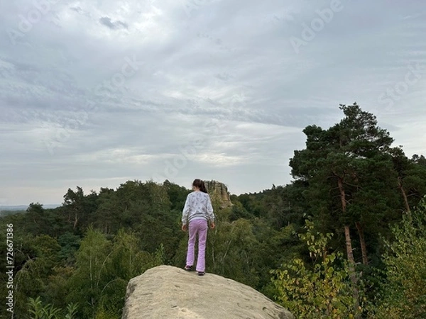 Obraz Wanderer an den Klusfelsen bei Halberstadt