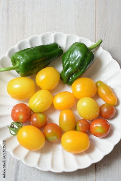 Fototapeta 家庭菜園で収穫したミニトマトとピーマン