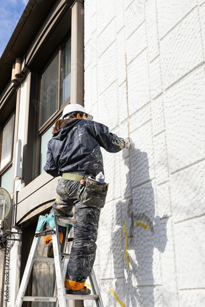 Obraz 建築現場女子　外壁のクラック補修工事　塗装