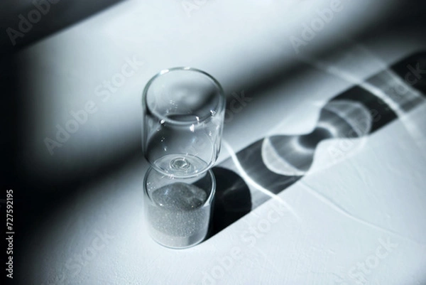 Fototapeta デスク上の砂時計　印象的な光と影とガラスの反射