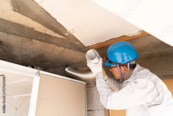 Obraz リフォーム工事　換気ダクトを設置する作業