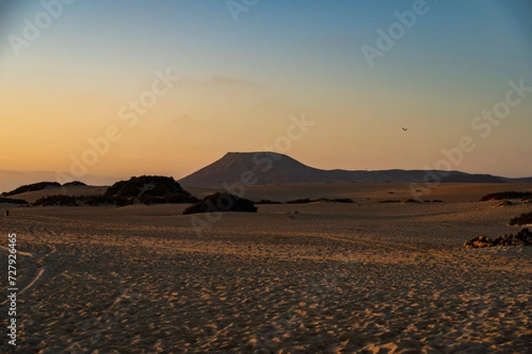 Fototapeta Calderon Hondo in der morgenröte von den dünen von corralejo aus, auf fuerteventura