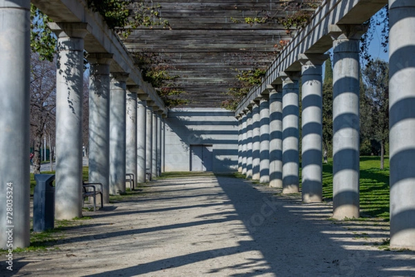Fototapeta Parque columnas en el parque del Manzanares en Madrid