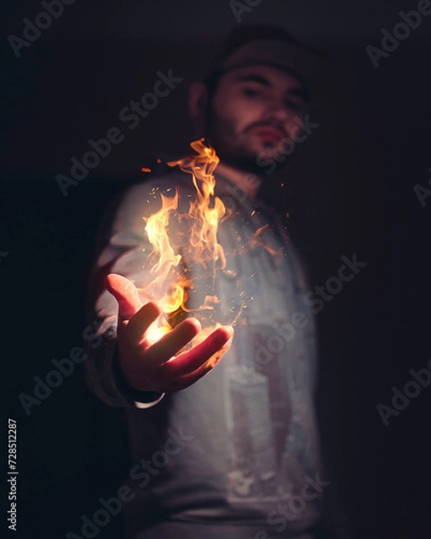 Obraz Ein Mann spielt mit Feuer