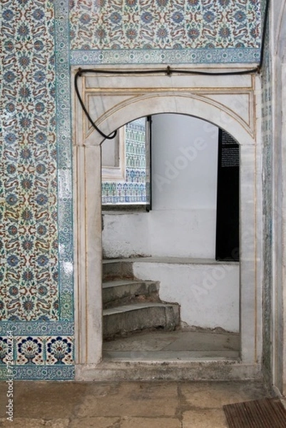 Obraz Marble doorway surrounded by decorative tile leading to staircase at Topkapi Palace, Istanbul, Turkey 
