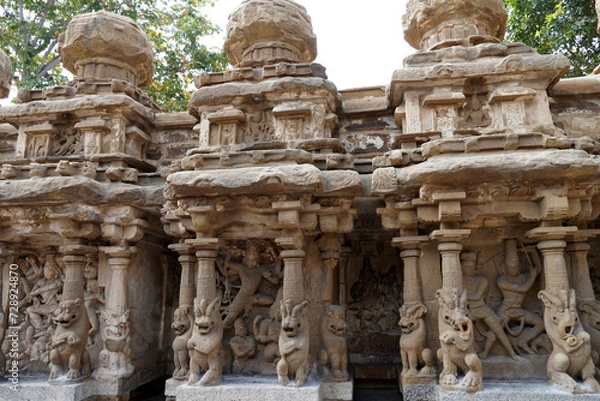 Fototapeta Small shrines with lion sculptures in the row of pillars in ancient Kanchi Kailasanathar temple in Kanchipuram, Tamil nadu. Sandstone carved mythical statues in Temple columns.