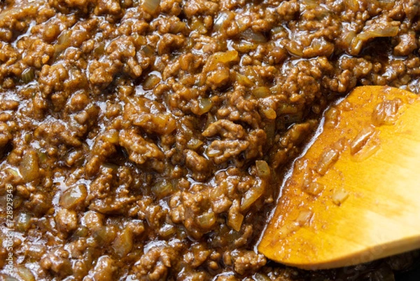 Obraz キーマカレーをフライパンで作る調理シーン。