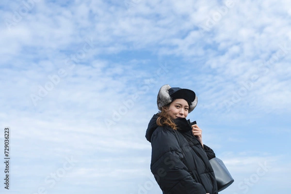 Fototapeta 青空と女性