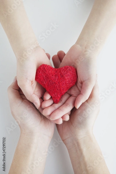Obraz 赤いハートを持つカップルの手元