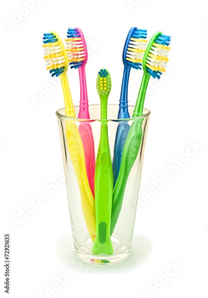 Obraz Зубные щетки в стакане изолированном белом фоне
