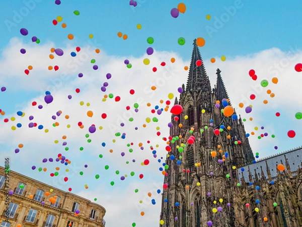 Obraz Bunte Ballons steigen vor dem Dom auf