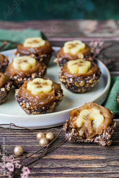 Obraz Bouchées végétaliennes à la banane dans une assiette