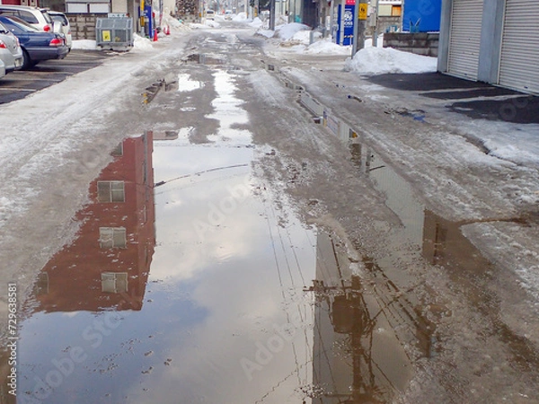 Fototapeta 雪解け進む住宅街の生活道路（北海道札幌市豊平区）
