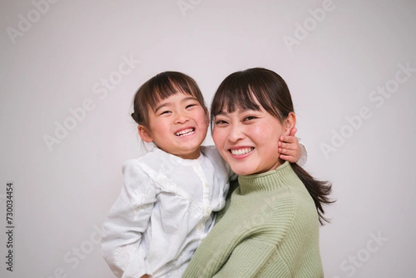 Fototapeta 笑顔の親子の白バックポートレート