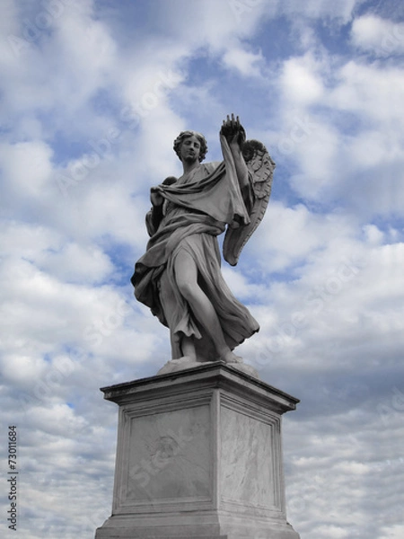 Fototapeta Статуя ангела на фоне облачного неба