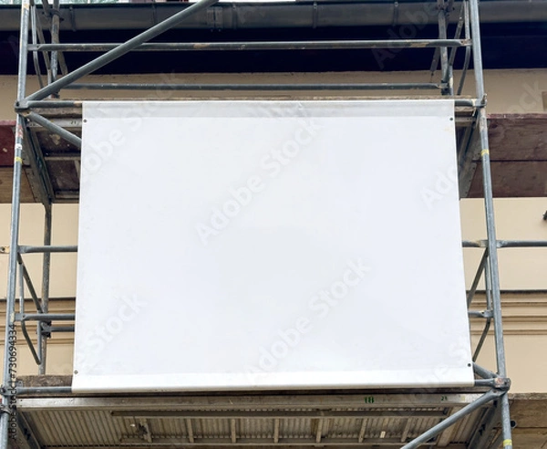 Obraz Gerüstbanner mit Platz für Bannerwerbung an der Hausfassade