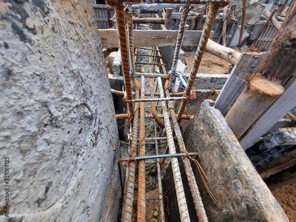 Obraz Using cement poured into a template with a steel structure as the core to make the structure of the house.