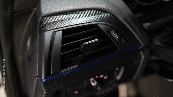 Fototapeta Detalles interiores en consola central de vehículo con detalles en vinilo fibra de carbono