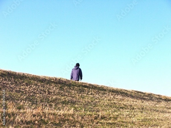 Obraz 丘の上を歩く女性