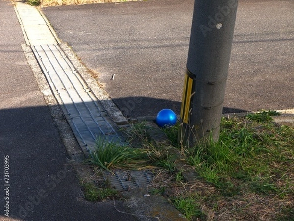 Obraz 道路に落ちた青いカラーボール