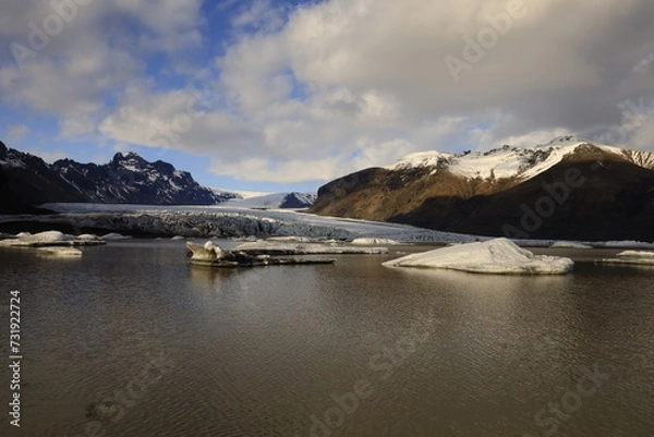 Fototapeta Skaftafellsjökull is an Icelandic glacier that forms a glacier tongue of Vatnajökull.