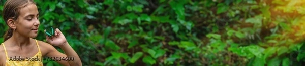 Obraz Dziecko trzyma pięknego motyla. Selektywna ostrość.