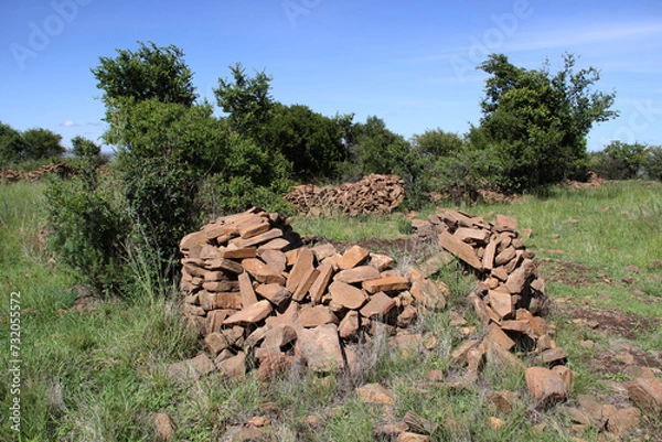 Fototapeta Willem Pretorius Reserve is the preserved ruins and artefacts of an old Leghoya (Ghoya) settlement. The Leghoya people of Southern Africa disappeared around the end of the 18th century after being con